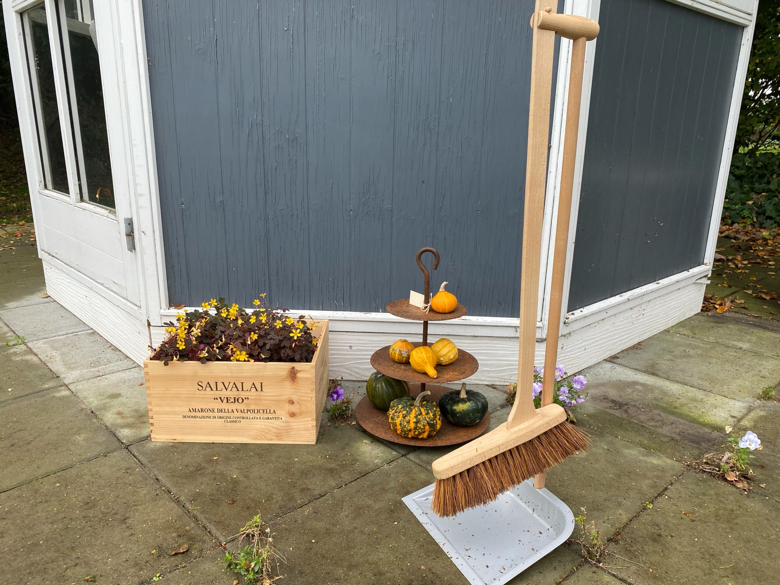 Langskaftet fejebakke og kost